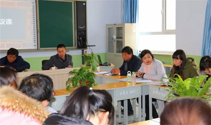 教師如何在雙語學(xué)校中發(fā)揮教學(xué)領(lǐng)導(dǎo)角色