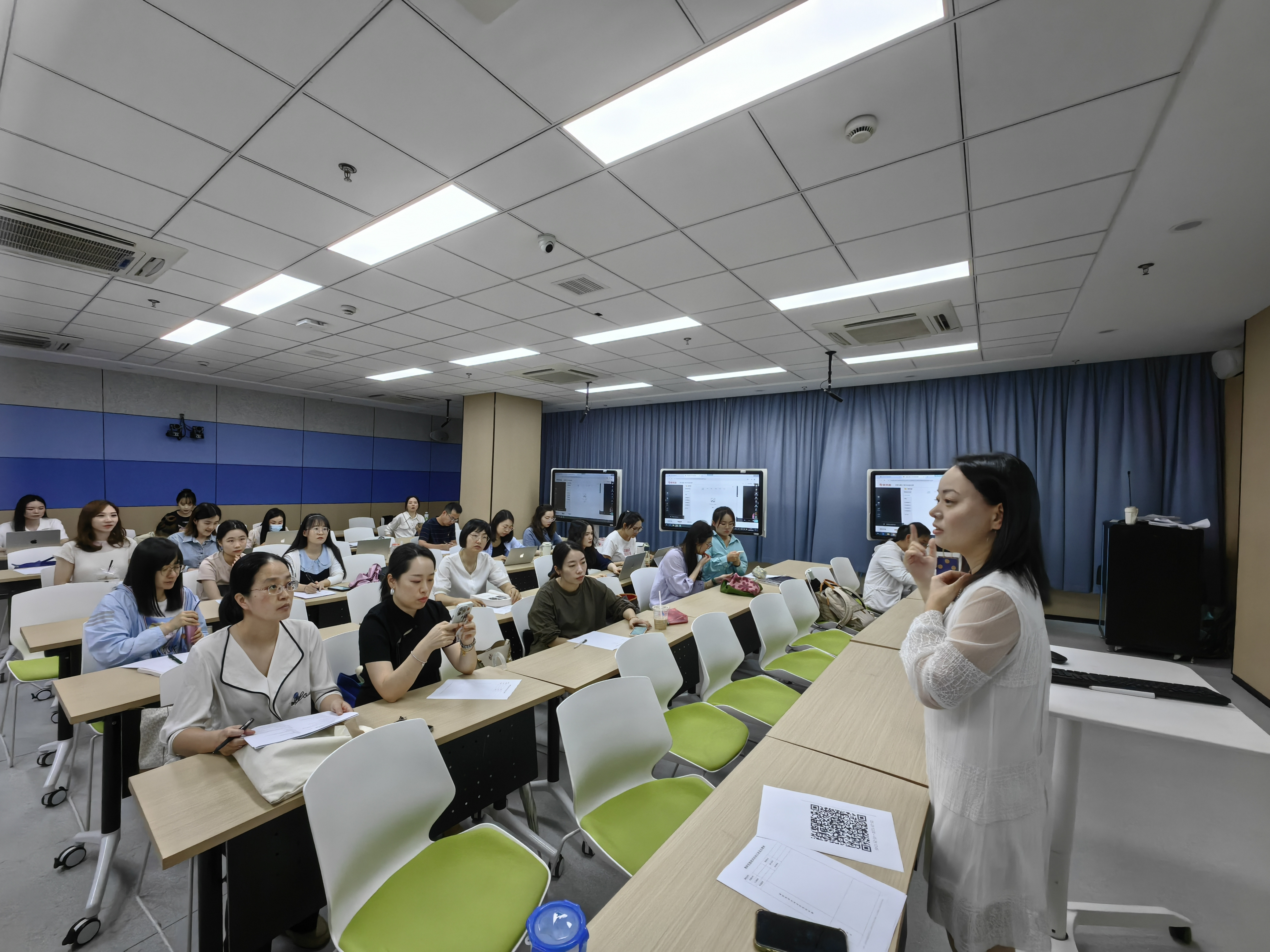 雙語教師如何通過學(xué)術(shù)合作提升專業(yè)水平與教學(xué)質(zhì)量的研究與實(shí)踐