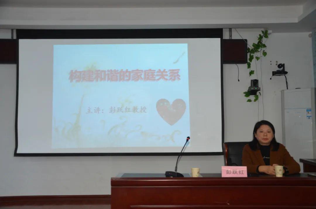 如何通過(guò)教師之間的互動(dòng)支持學(xué)生的語(yǔ)言學(xué)習(xí)