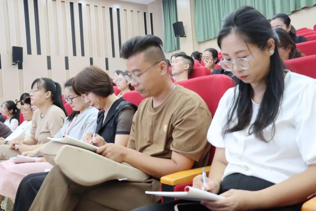 教師專業(yè)成長與教育教學質(zhì)量提升，緊密關聯(lián)的探討與解析