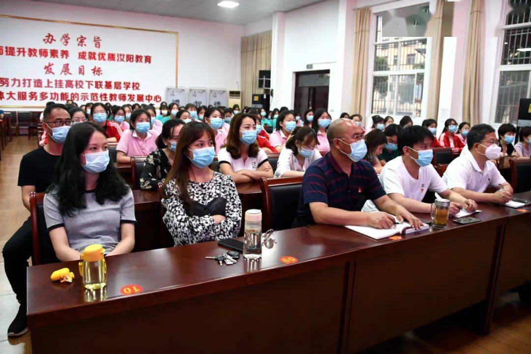 雙語教師在小組合作中的領(lǐng)導(dǎo)角色擔(dān)當(dāng)之道