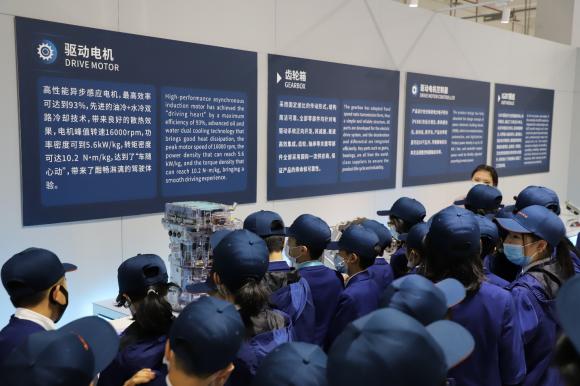 雙語教師的領(lǐng)導(dǎo)力，推動學(xué)校學(xué)術(shù)發(fā)展的關(guān)鍵力量