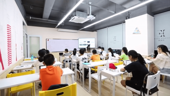 雙語教師如何通過虛擬團(tuán)隊合作提升教育質(zhì)量，策略與實踐探討