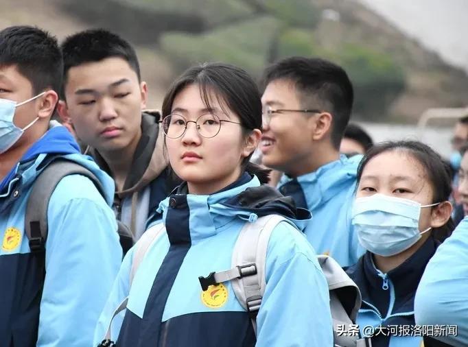 孟津雙語學(xué)校畢業(yè)照，時光荏苒，友誼永恒