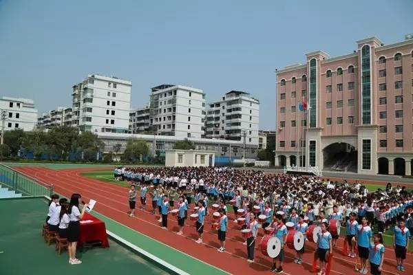 孟津雙語學(xué)校大操場的地理位置與特色