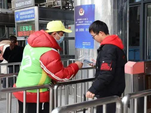 春運(yùn)暖冬行動(dòng)，我校學(xué)子投身志愿服務(wù)，傳遞旅途溫情