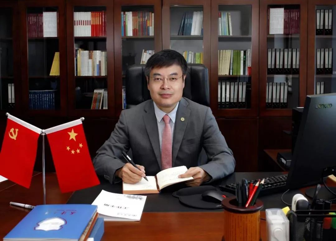 元旦之際，校長(zhǎng)崔耕虎慰問值班人員，共慶佳節(jié)
