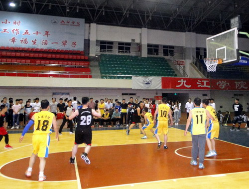我校男子籃球隊(duì)參加第十七屆山東省大學(xué)生運(yùn)動(dòng)會(huì)的精彩瞬間與背后故事