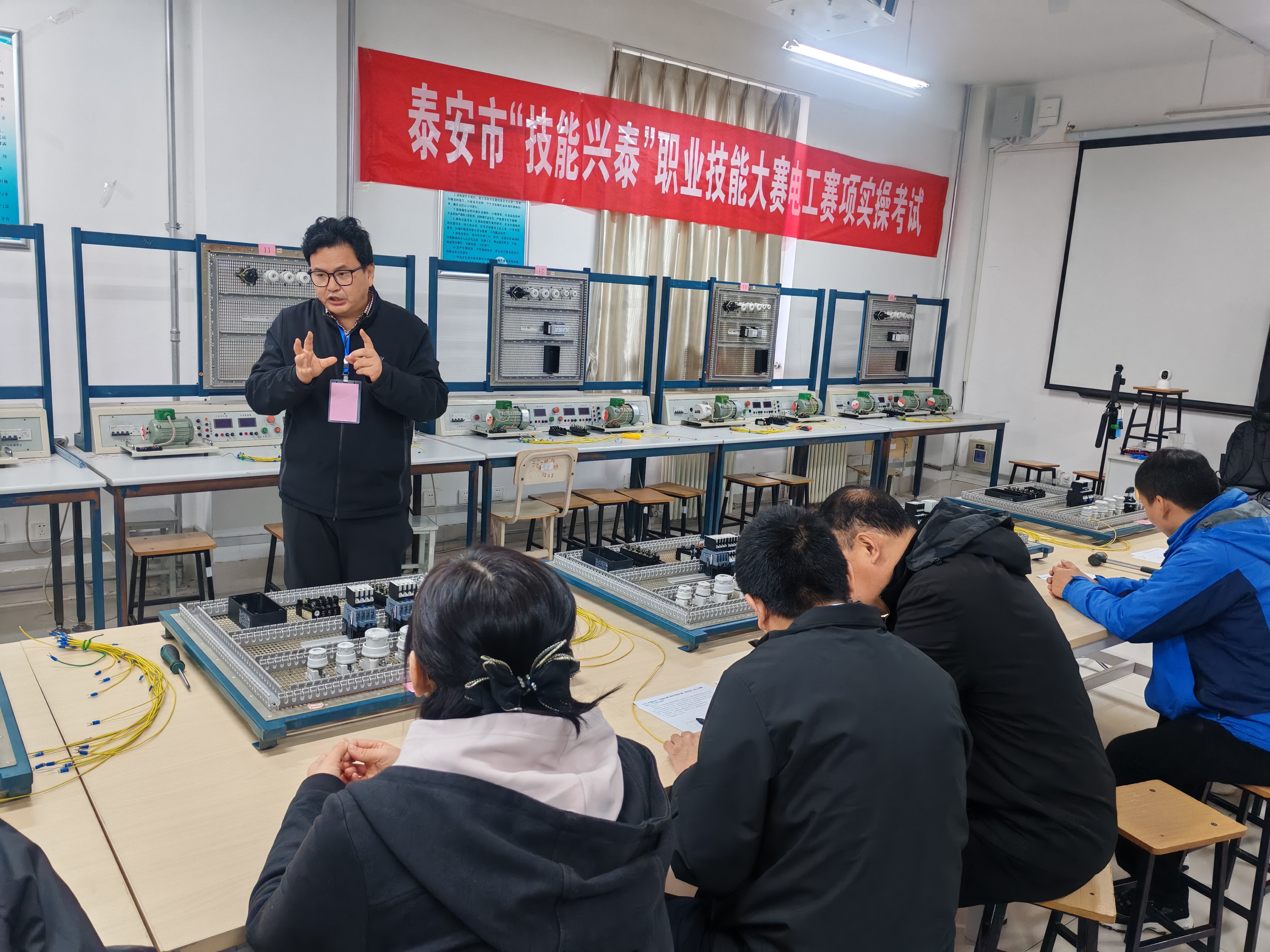 泰安市技能興泰職業(yè)技能大賽電工賽項（學(xué)生組）在我院隆重開賽