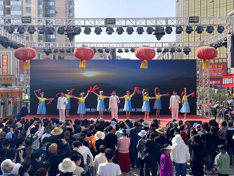 學(xué)院孟津雙語學(xué)校雅樂團(tuán)原創(chuàng)節(jié)目尋味泰安，參加泰安美食節(jié)開幕式演出的精彩瞬間