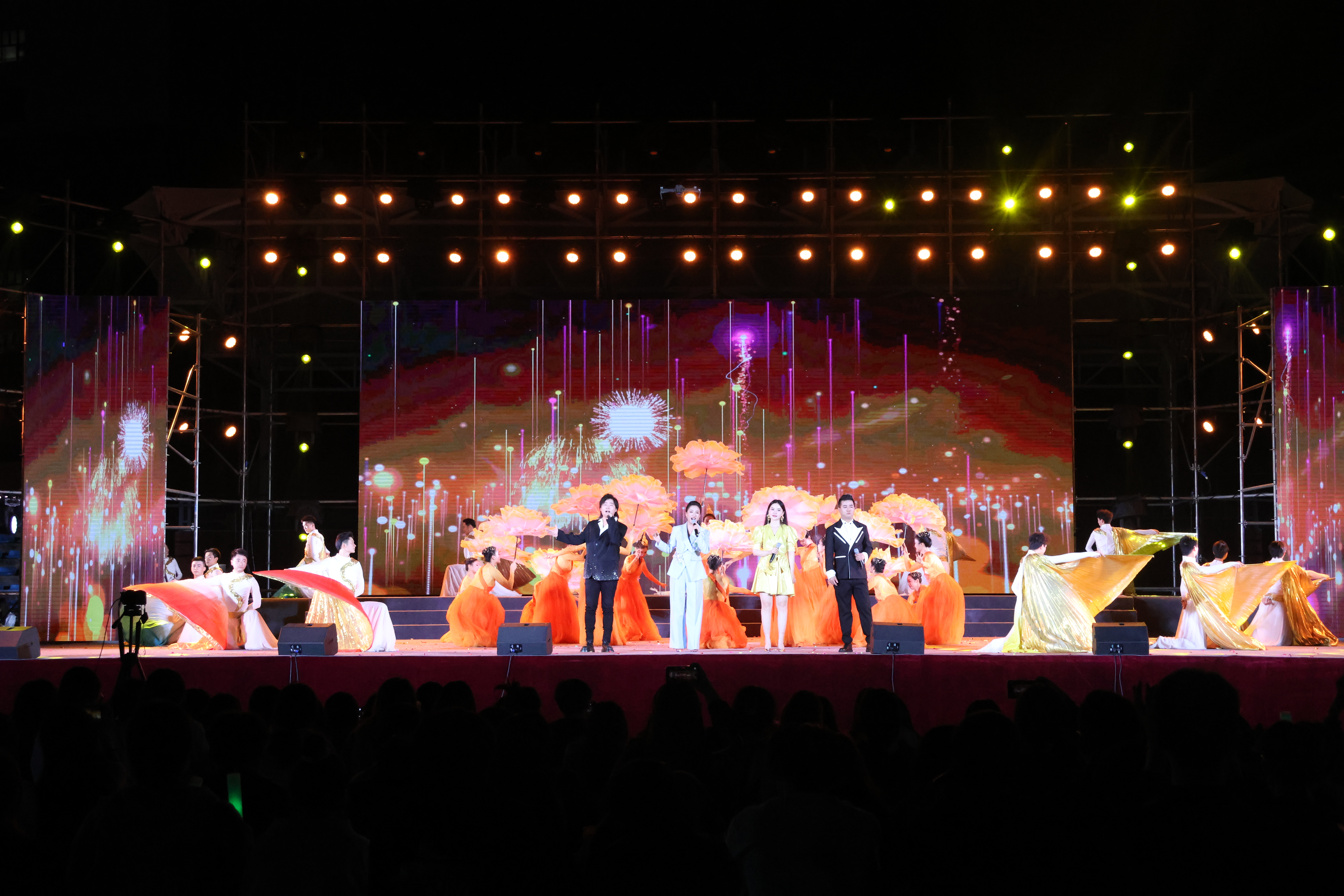 青春筑夢(mèng)，共筑學(xué)院輝煌，慶祝新中國(guó)成立75周年與迎新晚會(huì)盛典