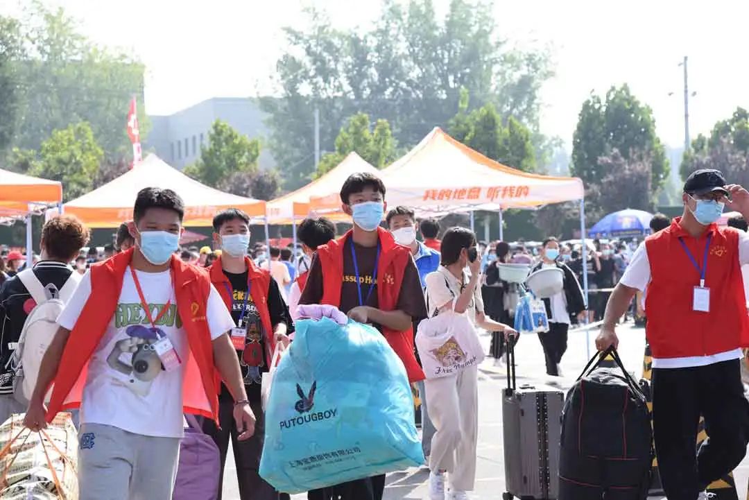 我院青年志愿者熱情迎新，積極投身迎新工作