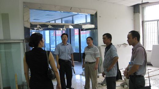 崔耕虎院長親臨學(xué)院暑期校園維修改造工作現(xiàn)場檢查