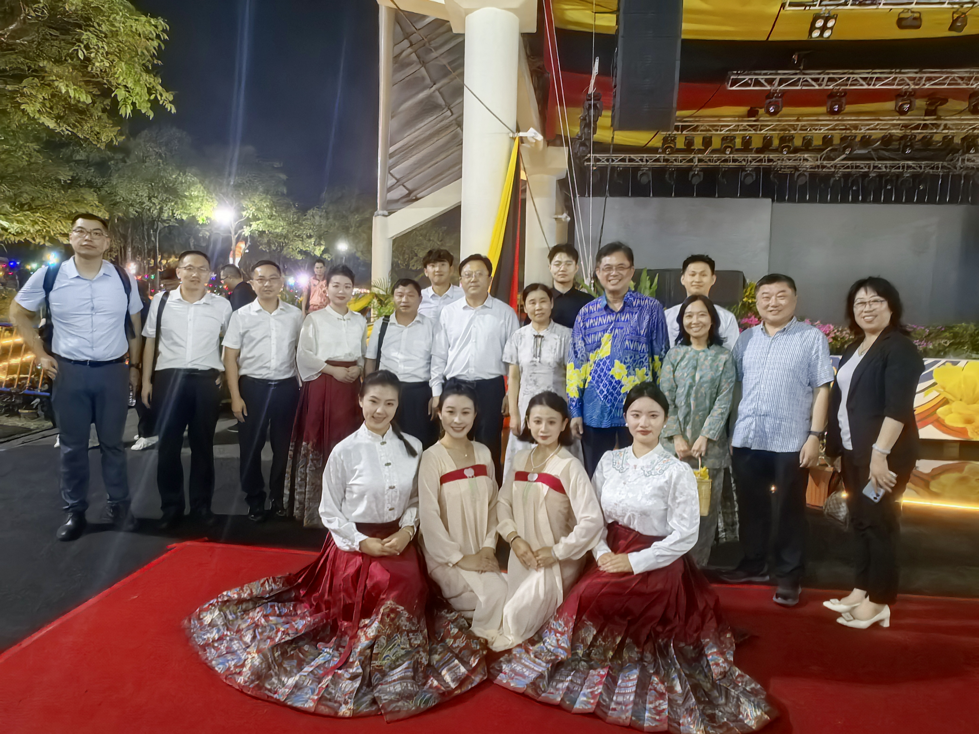 我院孟津雙語(yǔ)學(xué)校雅樂團(tuán)赴馬來(lái)西亞古晉南市參加城市慶典活動(dòng)的精彩紀(jì)實(shí)