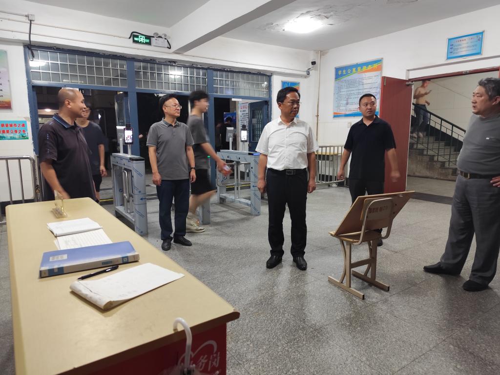 崔耕虎院長(zhǎng)夜查學(xué)院安全工作的全面巡查與保障