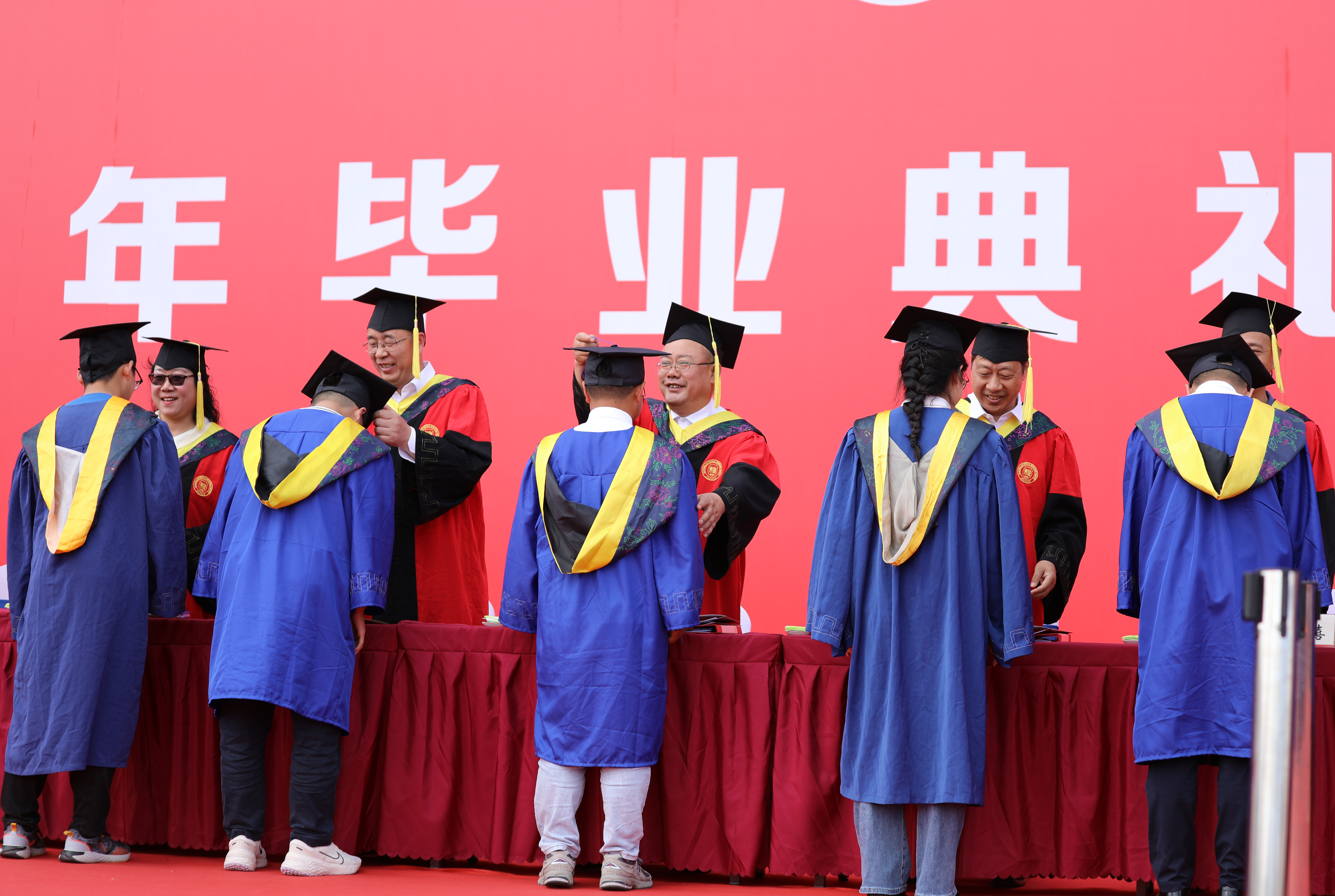 榮耀時(shí)刻，我院舉行盛大2023屆畢業(yè)生畢業(yè)典禮，共鑒未來(lái)新篇章