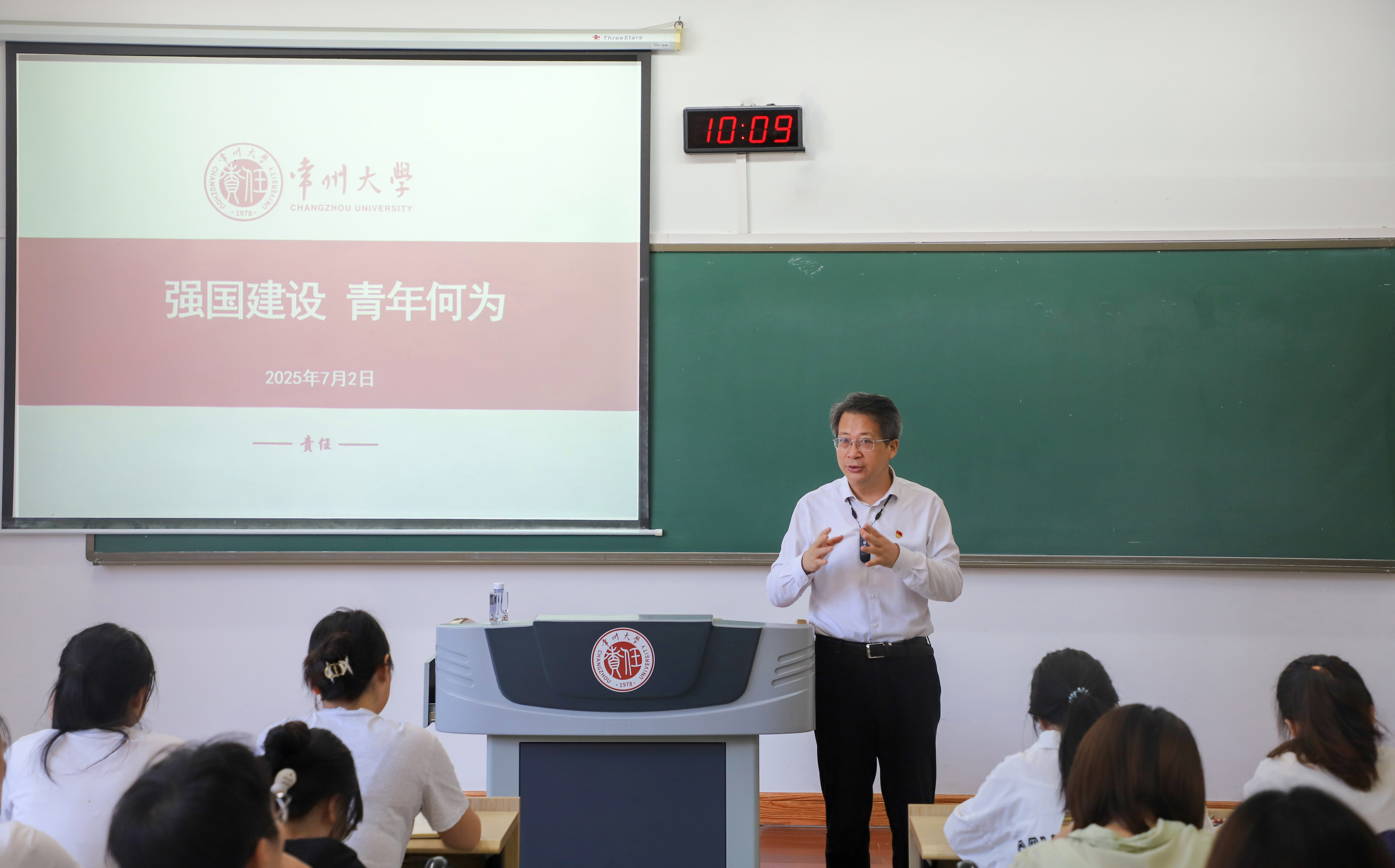 學(xué)院黨委書記張勇華深入課堂聽思政課，引領(lǐng)思政教育的時代新風(fēng)