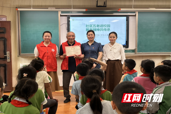 泰安五老志愿者講述紅色故事，點(diǎn)燃青春激情，深入學(xué)院課堂傳遞正能量