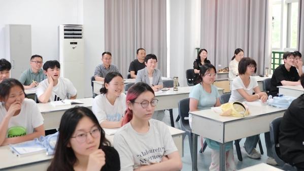 學院領導深入課堂聽思政課，引領思政教育新風尚