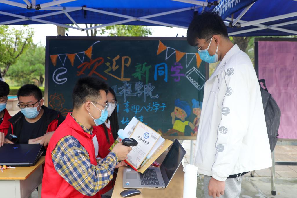 我院熱烈迎接2021級(jí)7561名新同學(xué)的到來