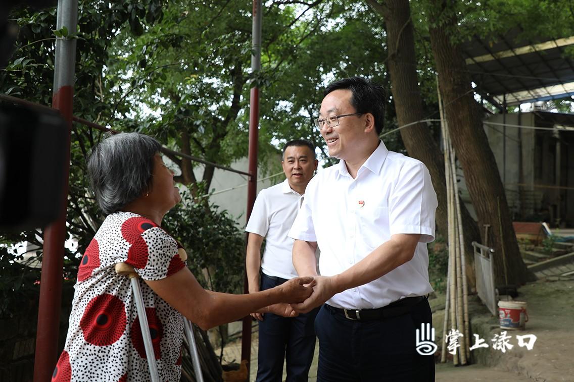 頒發(fā)光榮在黨50年紀(jì)念章，深情走訪(fǎng)慰問(wèn)老黨員、老干部及困難黨員活動(dòng)紀(jì)實(shí)