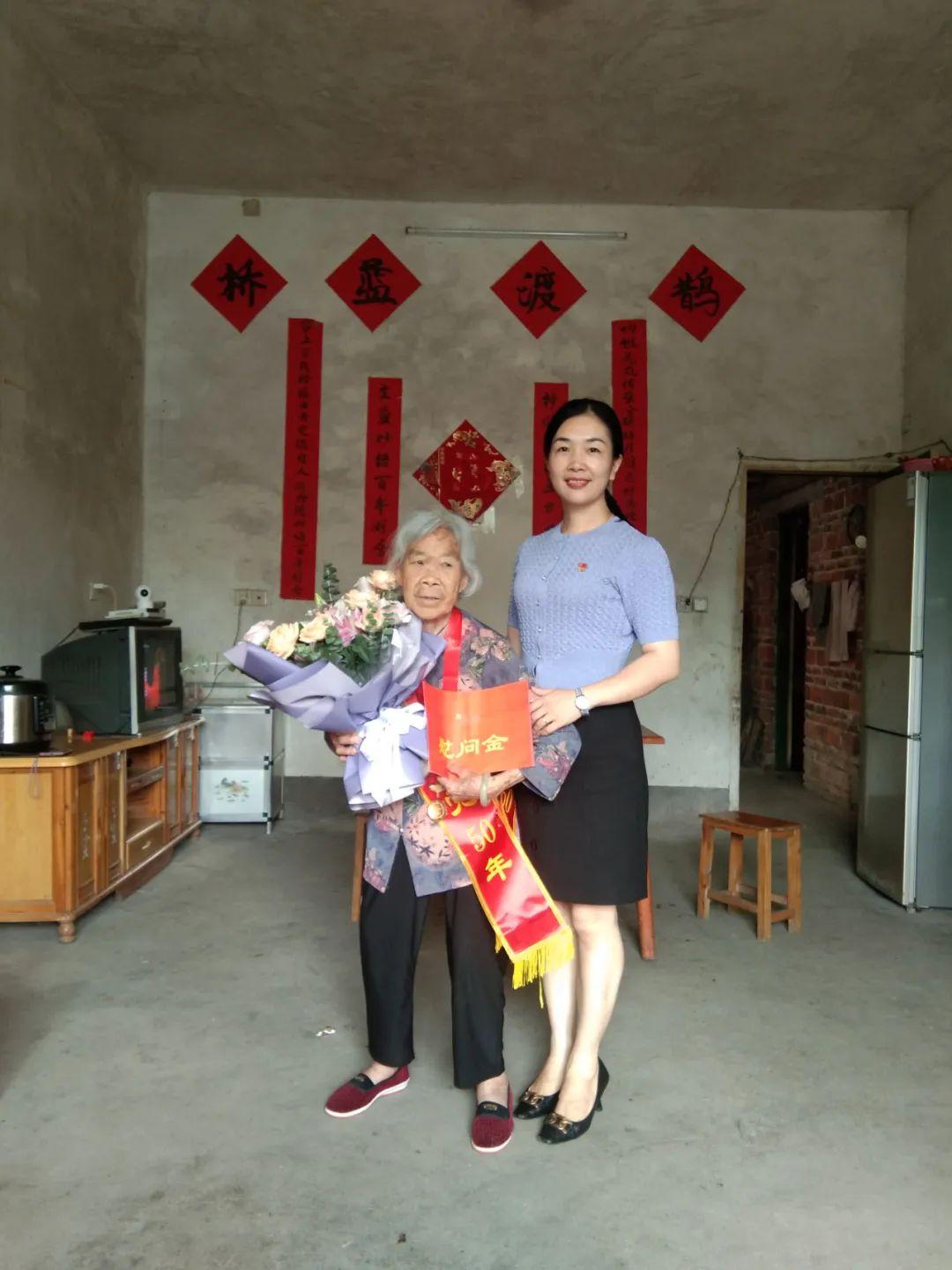 我院隆重頒發(fā)光榮在黨50年紀(jì)念章，深情走訪慰問(wèn)老黨員、老干部和困難黨員