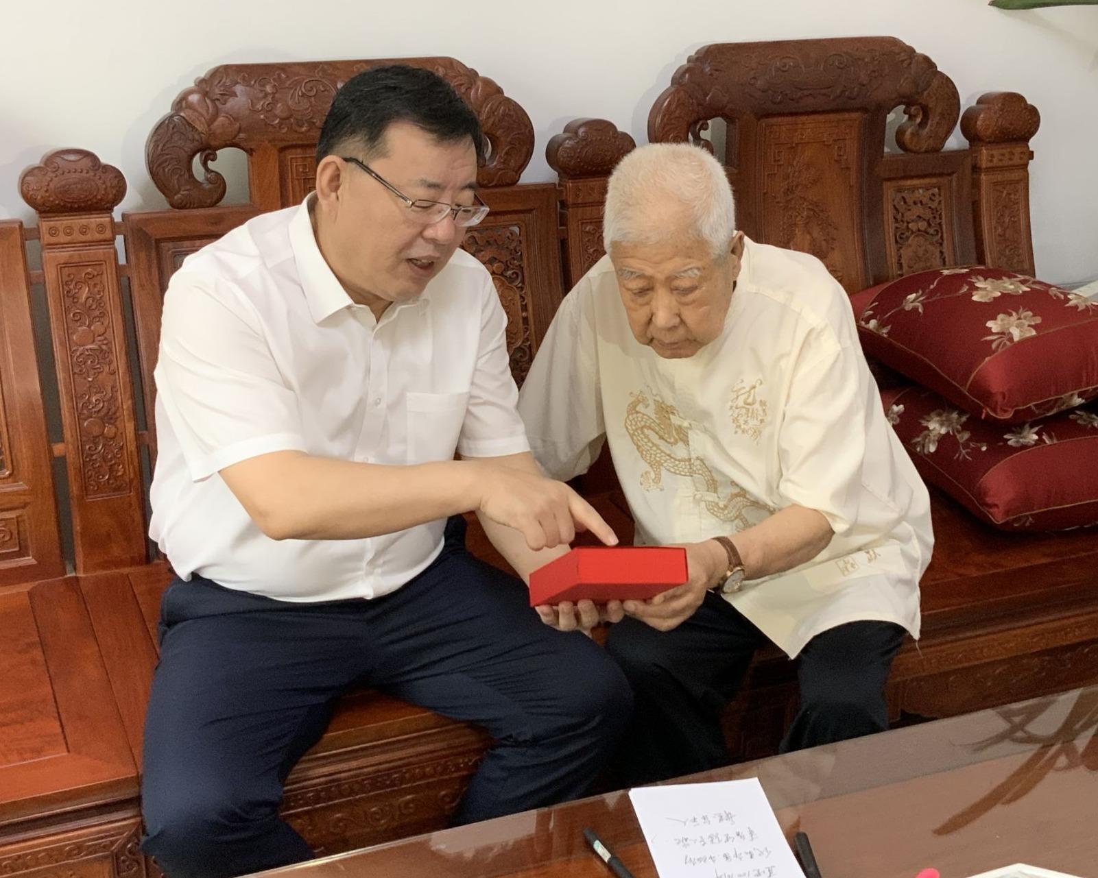 我院隆重頒發(fā)光榮在黨50年紀(jì)念章，深情走訪慰問(wèn)老黨員、老干部和困難黨員