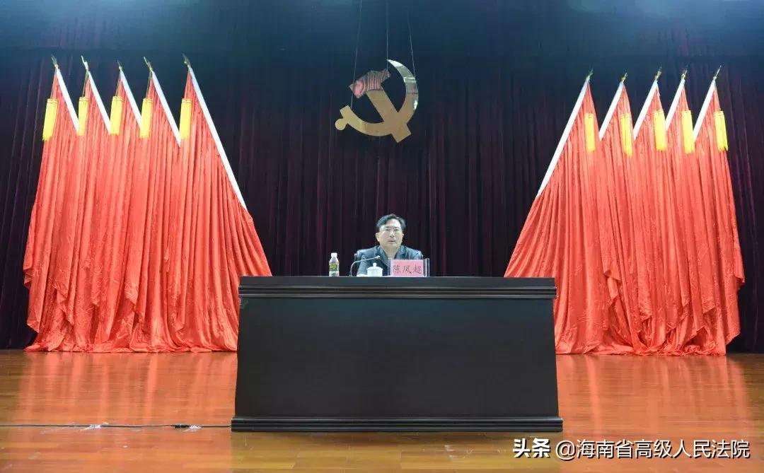 學(xué)院召開(kāi)廉政談話(huà)會(huì)暨黨課，深化廉政建設(shè)，筑牢思想防線(xiàn)——聚焦副科級(jí)以上干部廉政教育會(huì)議