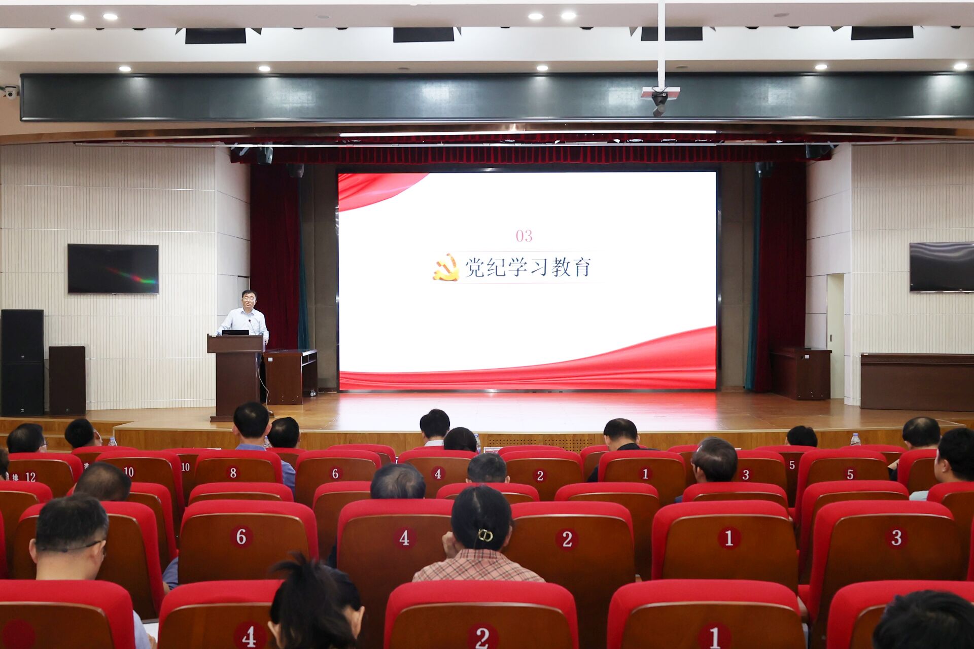 院長(zhǎng)畢于民為學(xué)生上黨課——深化黨性教育，激發(fā)青春力量