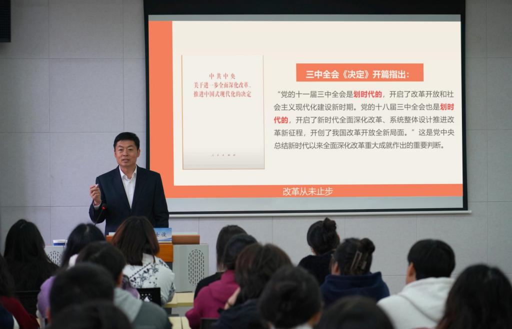 學(xué)院領(lǐng)導(dǎo)畢于民為學(xué)生上形勢政策課——引領(lǐng)學(xué)生洞察時代脈搏，把握未來方向。