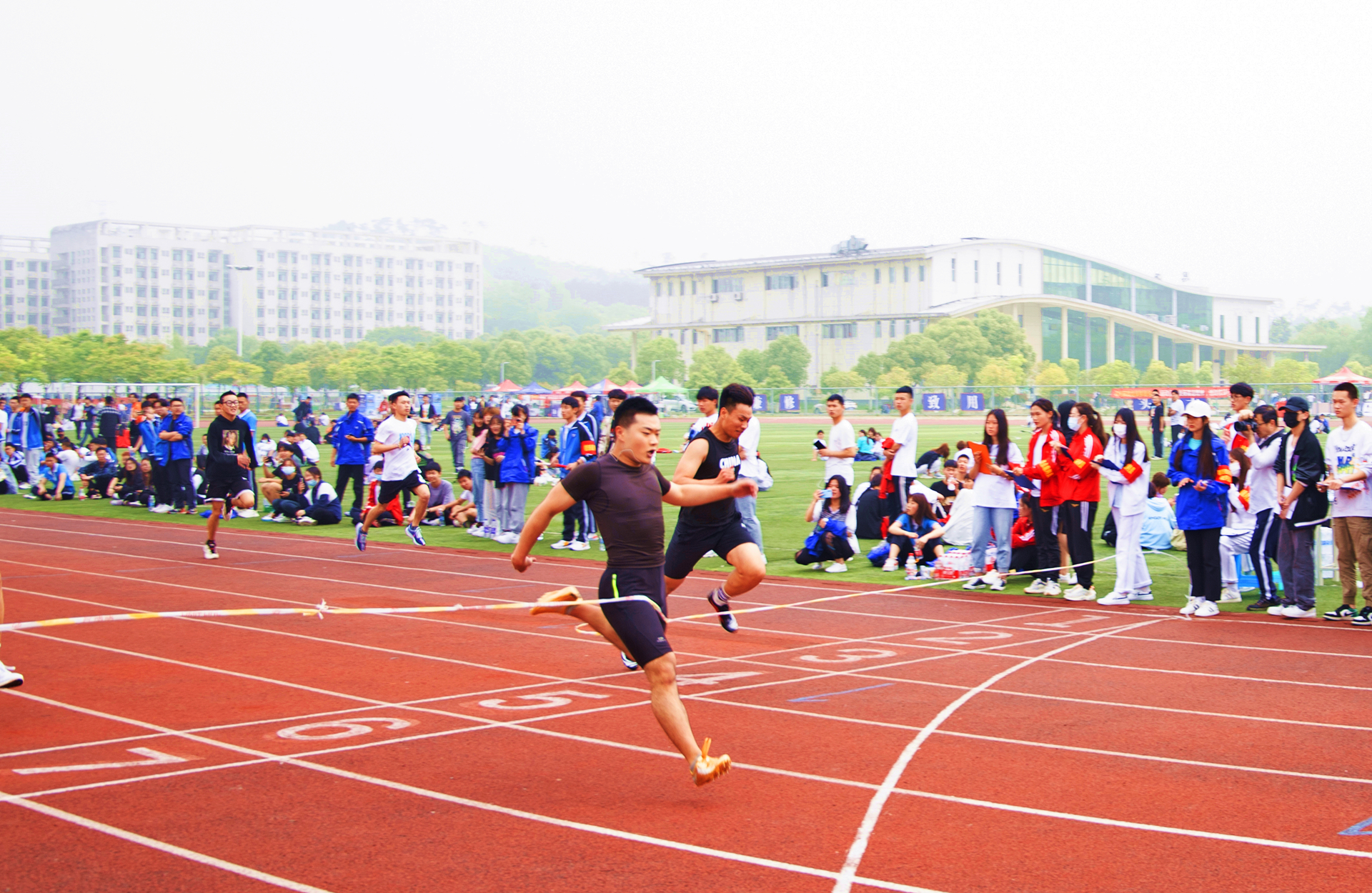 我院舉行2021年春季田徑運(yùn)動(dòng)會(huì)，激情燃燒的青春盛宴