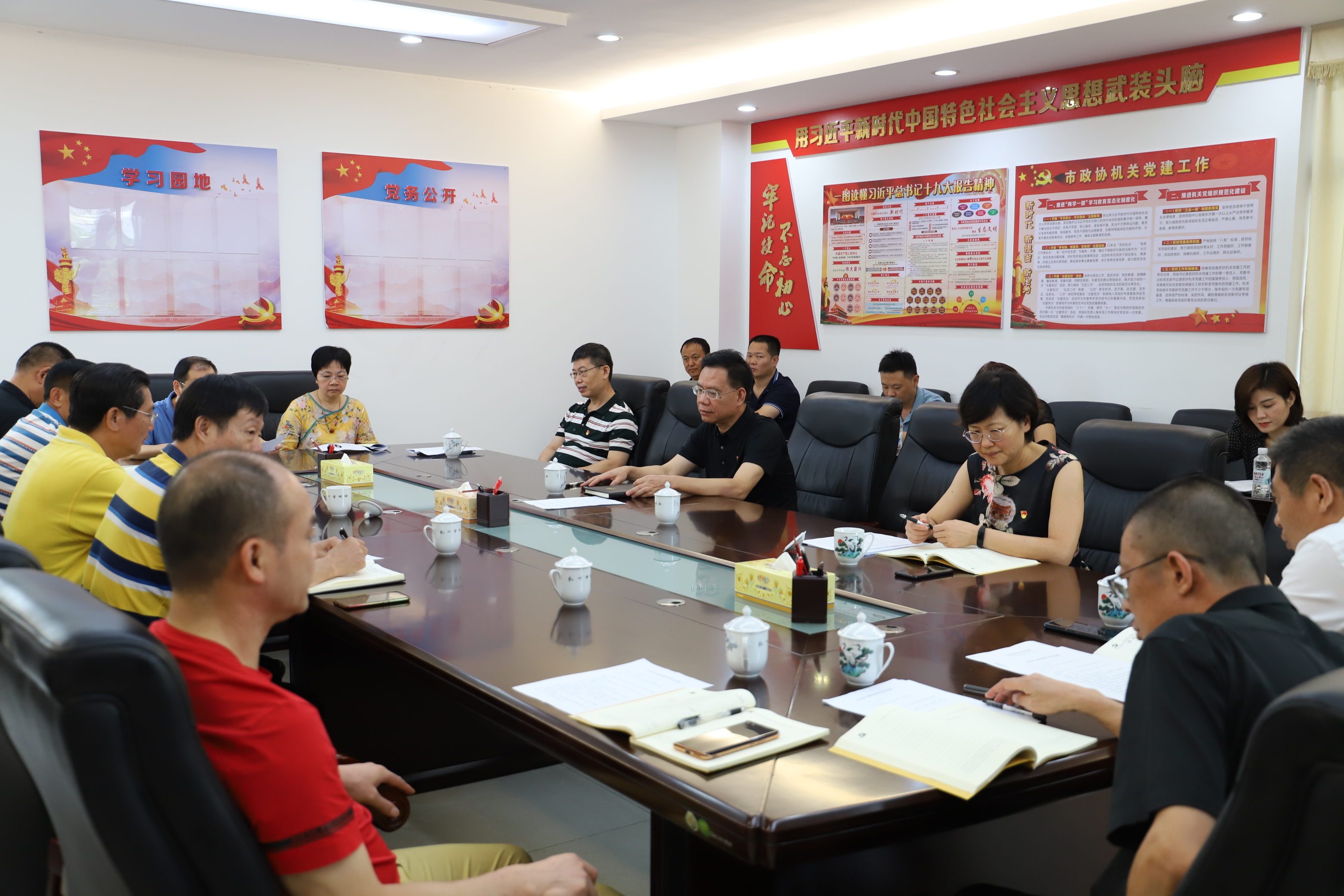 黨委書記張勇華參加機(jī)關(guān)一支部組織生活會(huì)，深化黨性教育，推動(dòng)組織建設(shè)