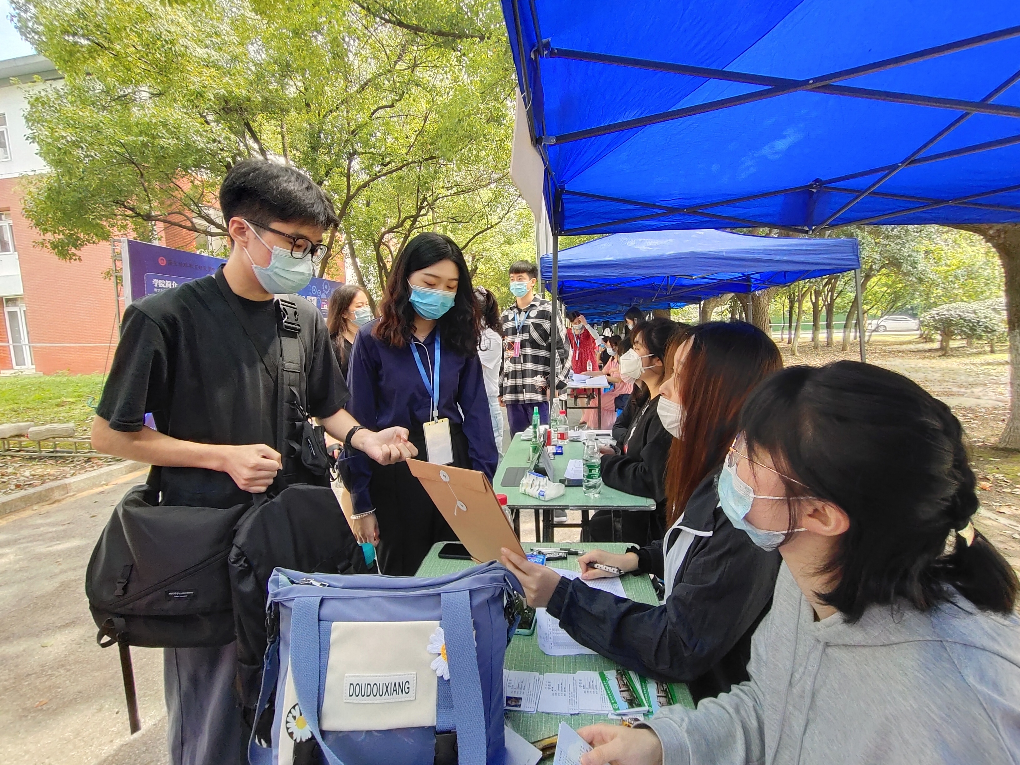 迎新篇章，我院熱烈迎接2020級5259名新生，共創(chuàng)美好未來之旅啟程