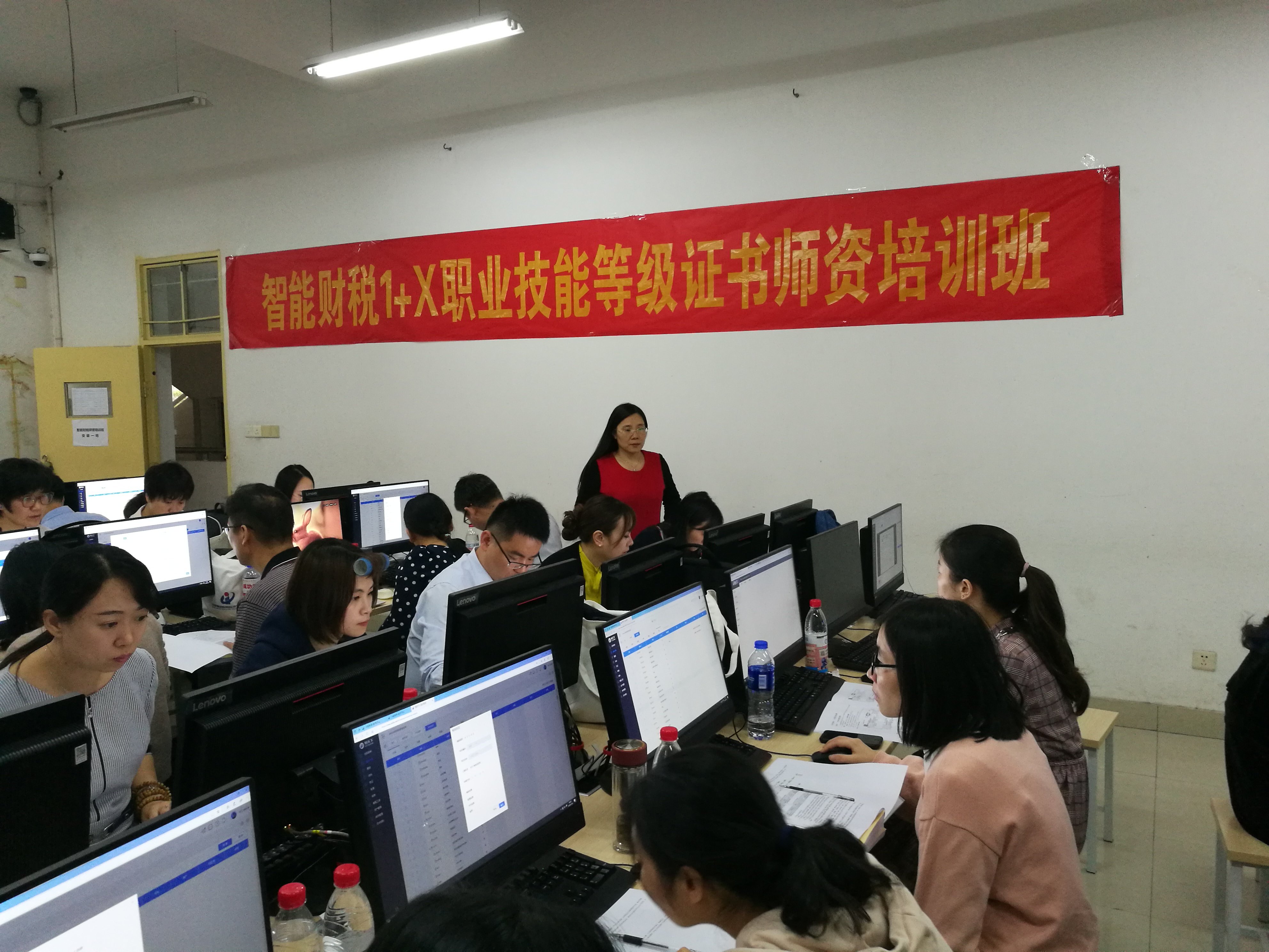 學(xué)院領(lǐng)導(dǎo)深入財(cái)經(jīng)系調(diào)研指導(dǎo)X證書考核工作