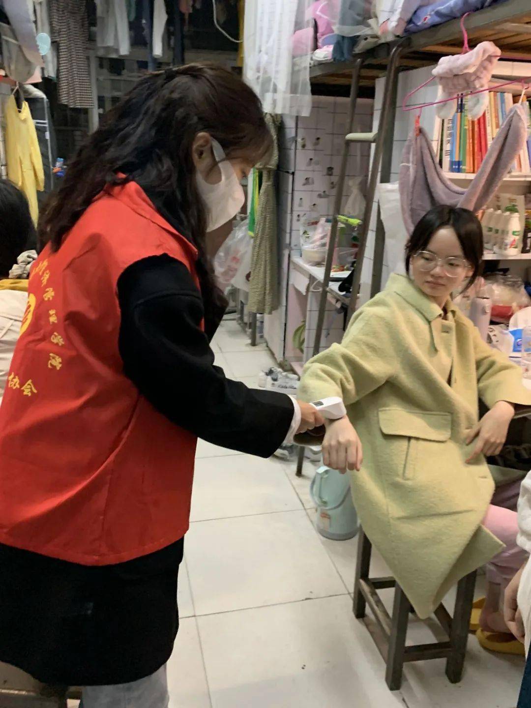 我院在各宿舍區(qū)開展疫情防控黨員志愿服務(wù)活動的實(shí)踐與思考