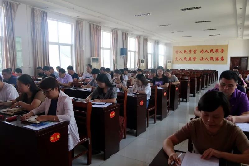 三月煥新風采，溫情服務暖師心——孟津學校付軍剪藝活動紀實